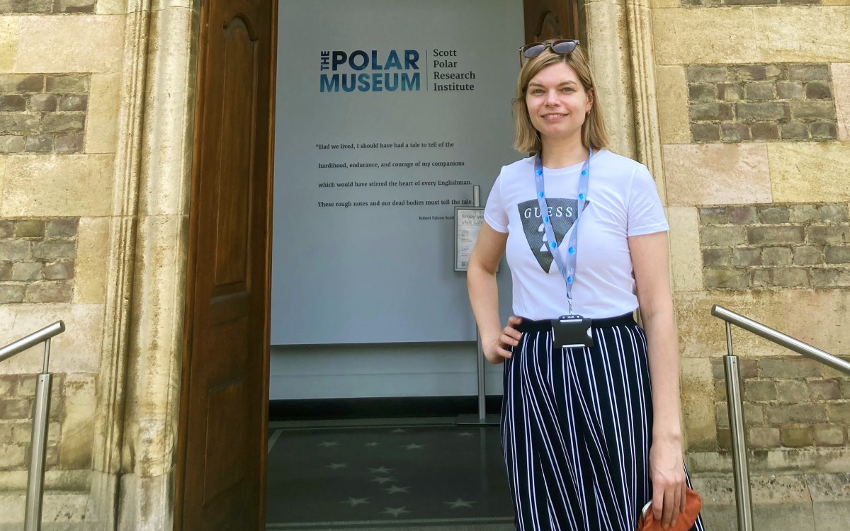 Julia Olsen foran Scott Polar Research Institute. Foto: Skjalg Olsen Julia Olsen foran Scott Polar Research Institute. Foto: Skjalg Olsen