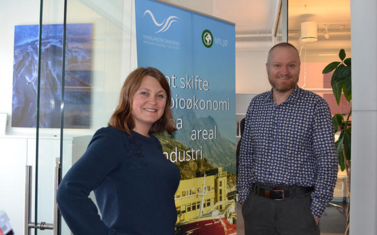 Seniorforskerne Karin Marie Antonsen og Brigt Dale ved kontoret i Svolvær.
