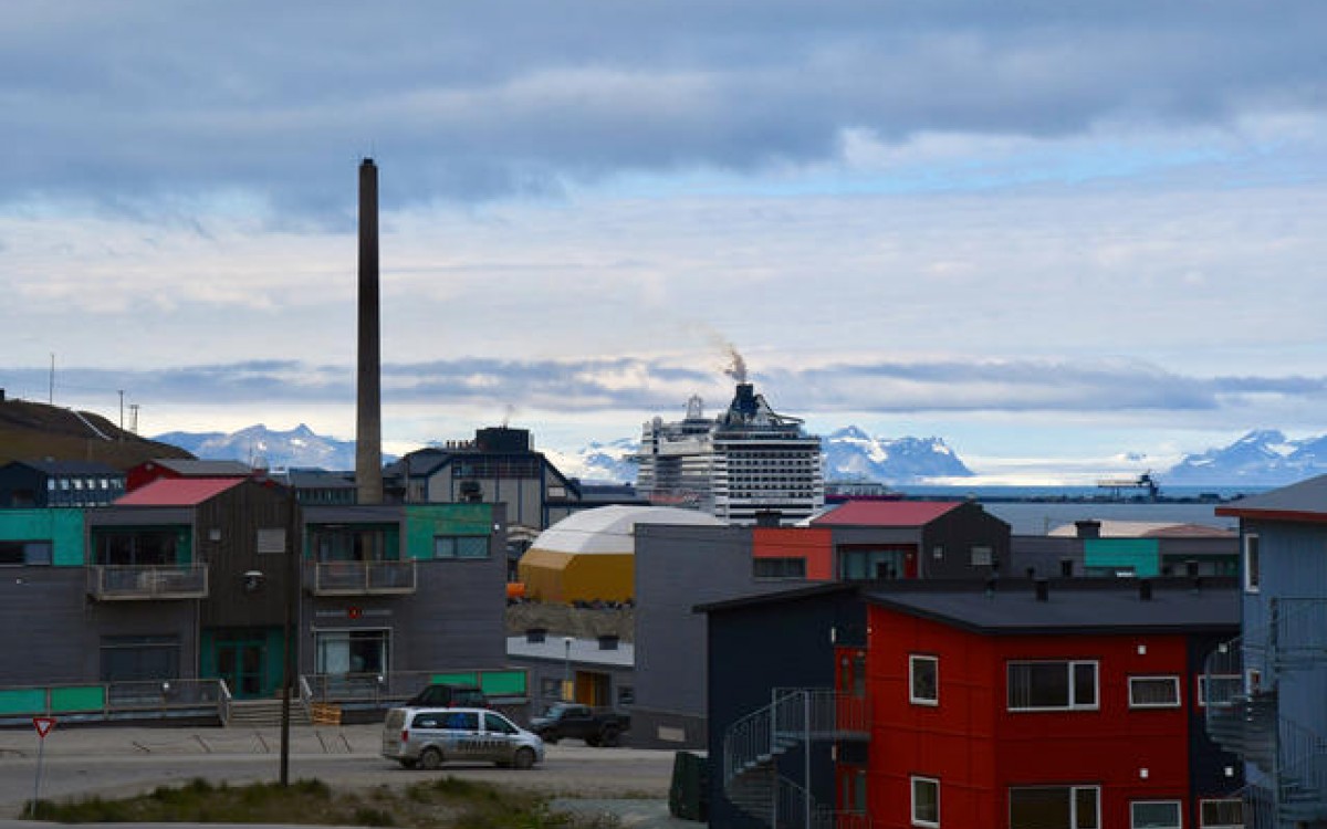 Cruiseturismens innvirkning på lokalsamfunn er et av temaene forskerne ønsker å undersøke nærmere. Her fra Longyearbyen. Foto: Thoralf Fagertun