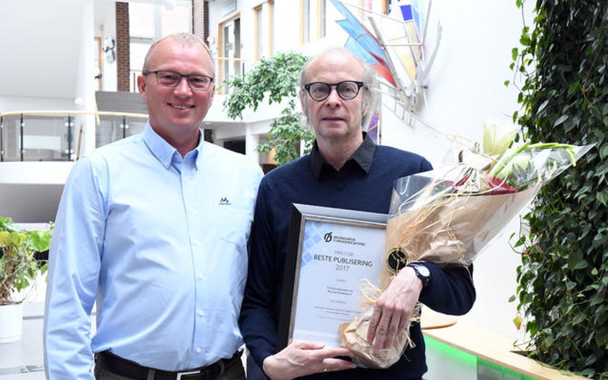 Styreleder for Økonomisk Forskiningsfond Ken-André Johansen og prisvinner Tor Korneliussen. Foto: Thoralf Fagertun