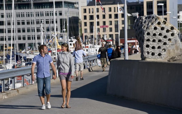 Hva er det som gjør at folk trives i byer? Det er et viktig perspektiv når fremtidens smarte byer skal utvikles. Foto: Terje Rakke