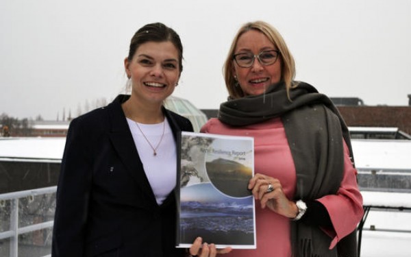 Julia Olsen og Grete Hovelsrud med rapporten som det ligger omlag 4 års arbeid bak.