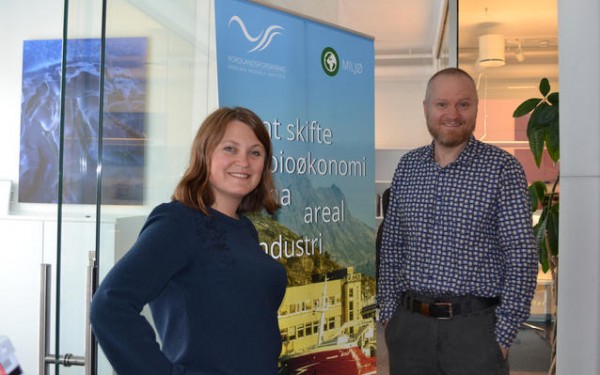 Seniorforskerne Karin Marie Antonsen og Brigt Dale ved kontoret i Svolvær.