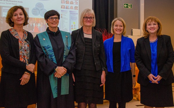 Her er både doktorand og bedømmelseskomité. Fra venstre:  Anne Høye (komitéleder), Bjørg Evjenth (disputasleder), Bjørg Eva Skogøy (hovedperson), Ulrika von Thiele Schwartz (førsteopponent) o...