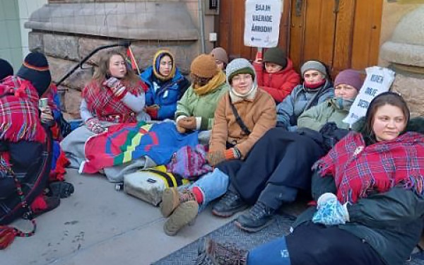 Samiske aksjonister på trappa til justisdepartementet. Foto: Stine Linderud Jespersen