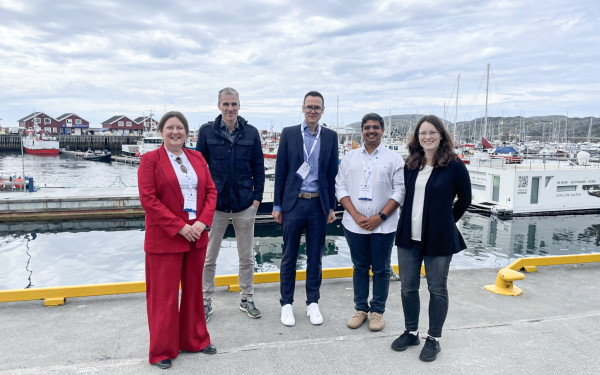 New book. Key persons in Shift-Plastics project together in Bod&oslash; harbor. From the left: Megan Palmer-Abbs (editor/Nordlandsforskning), Hans Jakob Walnum (editor og project lead/Vestlandsforsking), Christian Karl (workpackage lead/Sintef), Paritosh Deshpande (editor/NTNU) and Hilde R&oslash;d&aring;s Johnsen (SALT subcontractor). Foto: Thoralf Fagertun