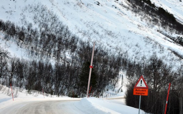 Fjellet stenger når det er fare for ras, her ved Jøvik/Holmbukta. Foto: Marianne Karlsson.