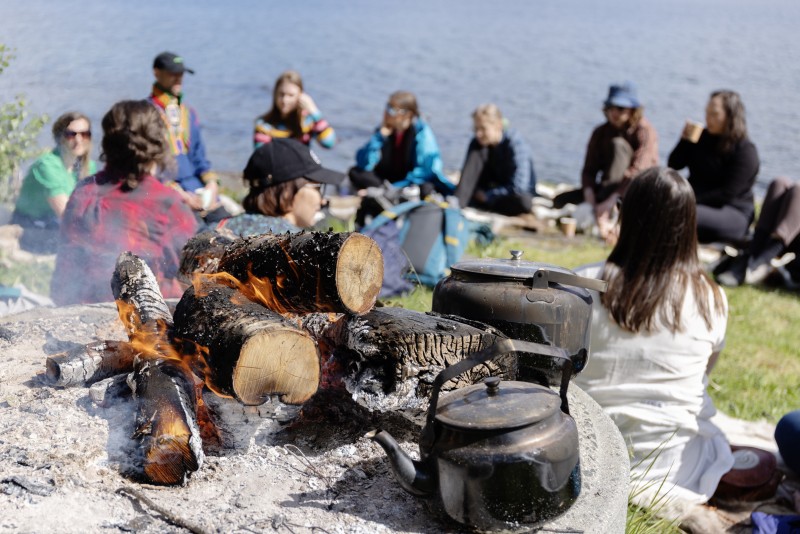 The field trip participants to Vatnvatnet listened to Mats Pavall discuss developing Sámi food policy and sovereignty.