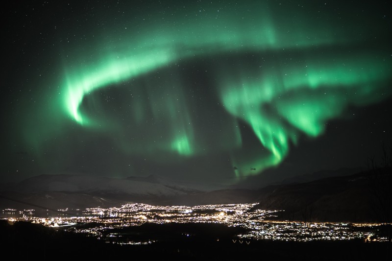 Nordlys over Mo. Foto Simon Fossheim / Helgeland Reiseliv