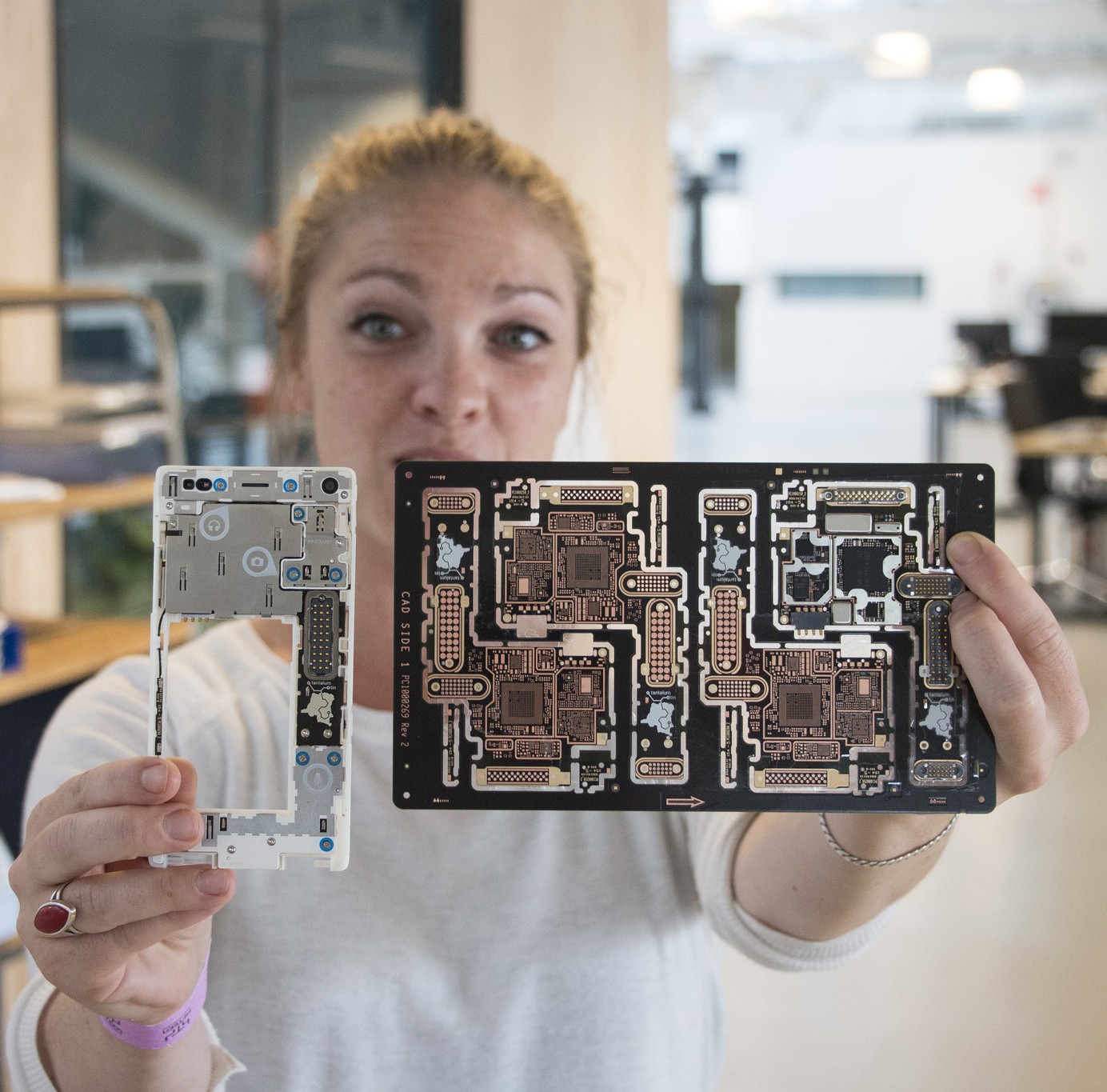 En smarttelefon inneholder omlag 30 milligram gull, i følge telefonprodusenten Fairphone. Foto: Fairphone